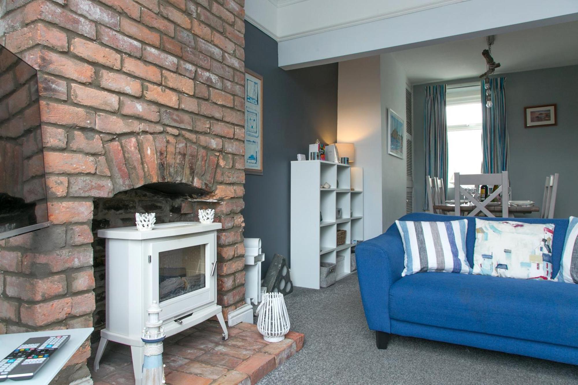 6 Afallon, Beachside Holiday House Criccieth Exterior photo